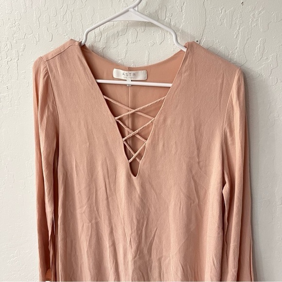ASTR The Label Shift Dress Blush Pink Lace Up V-Neck Bell Sleeve Lined S - Picture 3 of 10